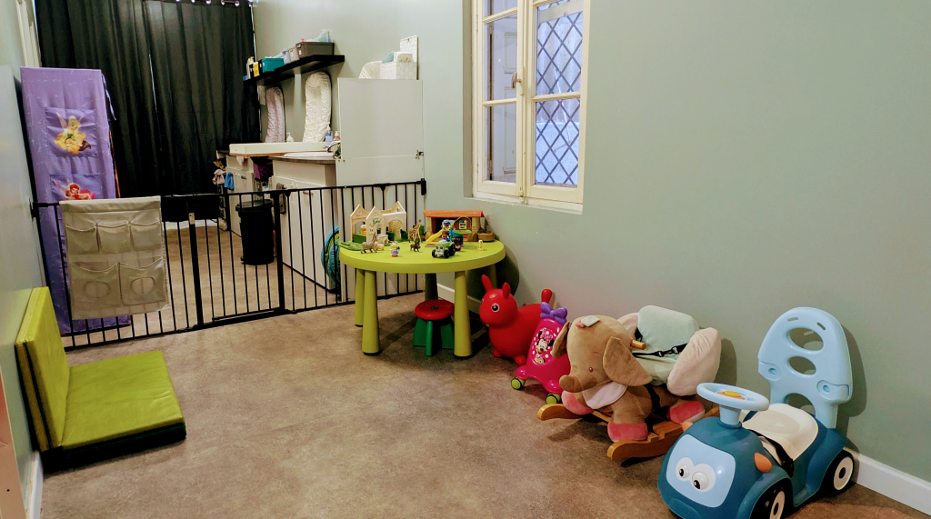 Salle de jeux lumineuse et sécurisée de la MAM Les Chérubins à Perpignan, avec tapis d'éveil et équipements de motricité pour bébés.