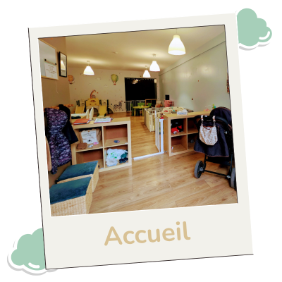 Photographie stylisée type Polaroid montrant l'espace d'accueil de la MAM avec décorations nuages et mobilier enfant.