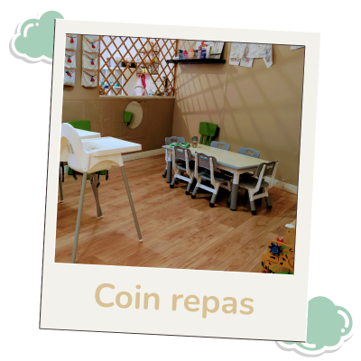 Espace repas de la MAM Les Chérubins montrant des chaises hautes et une petite table adaptée à la taille des enfants.