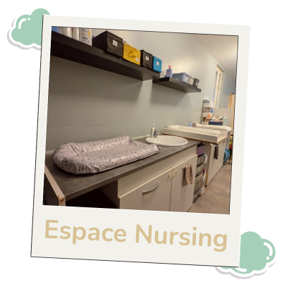 Photographie style Polaroid de l'Espace Nursing de la MAM Les Chérubins à Perpignan, avec deux tables à langer, un évier, et des étagères de rangement organisées.