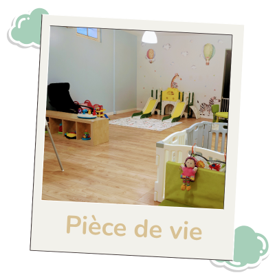 Photographie style Polaroid de la pièce de vie principale de la MAM Les Chérubins à Perpignan, avec le texte "Pièce de vie" et une vue sur les toboggans.